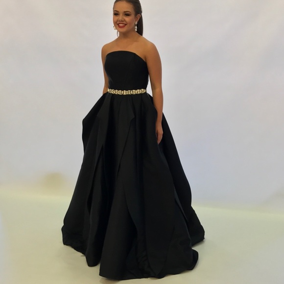 Black ballgown - Picture 1 of 3